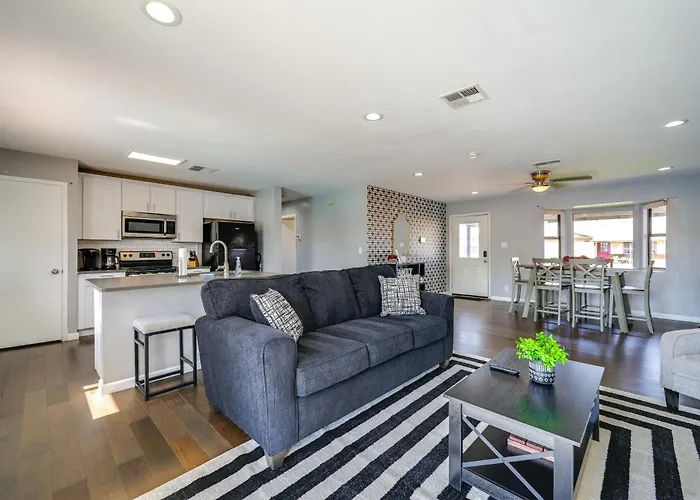 Desert Retreat W/ Pool Near Dtwn & Asu Holiday home