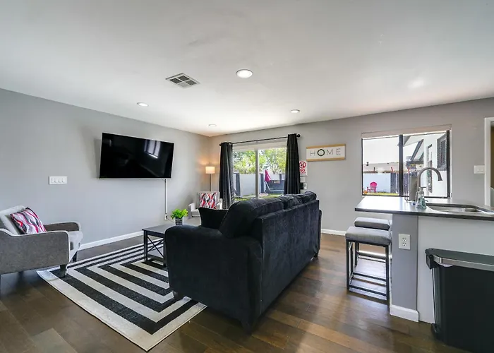 Desert Retreat W/ Pool Near Dtwn & Asu Holiday home