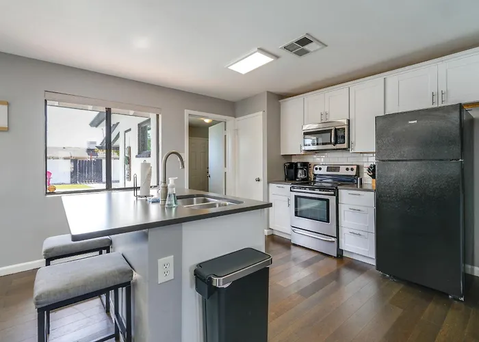 Desert Retreat W/ Pool Near Dtwn & Asu