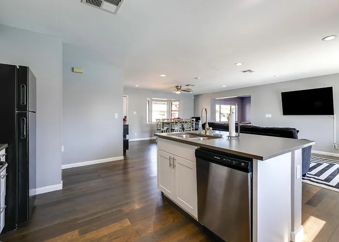 Desert Retreat W/ Pool Near Dtwn & Asu