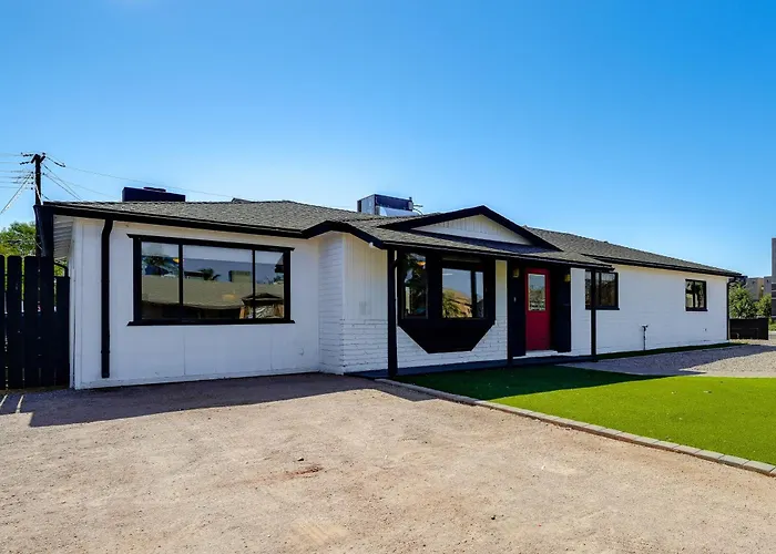 Desert Retreat W/ Pool Near Dtwn & Asu Holiday home
